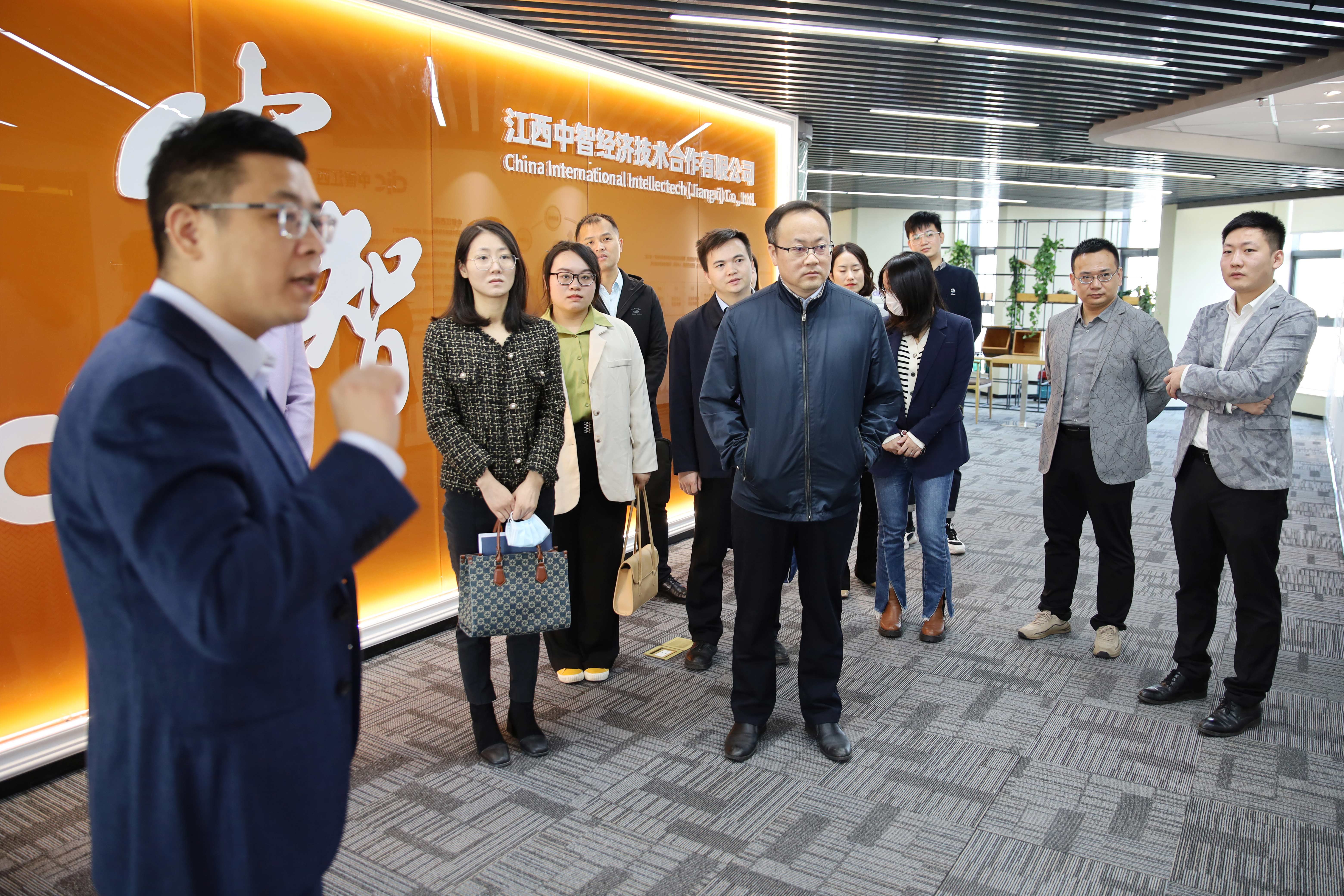 南昌市委政策研究室領(lǐng)導(dǎo)一行蒞臨公司參觀調(diào)研