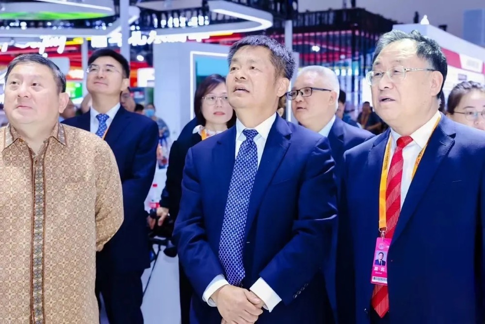 人社部副部長吳秀章一行參觀服貿(mào)會中智展區(qū)，中智在2024中國人力資源管理發(fā)展論壇上榮獲多項大獎